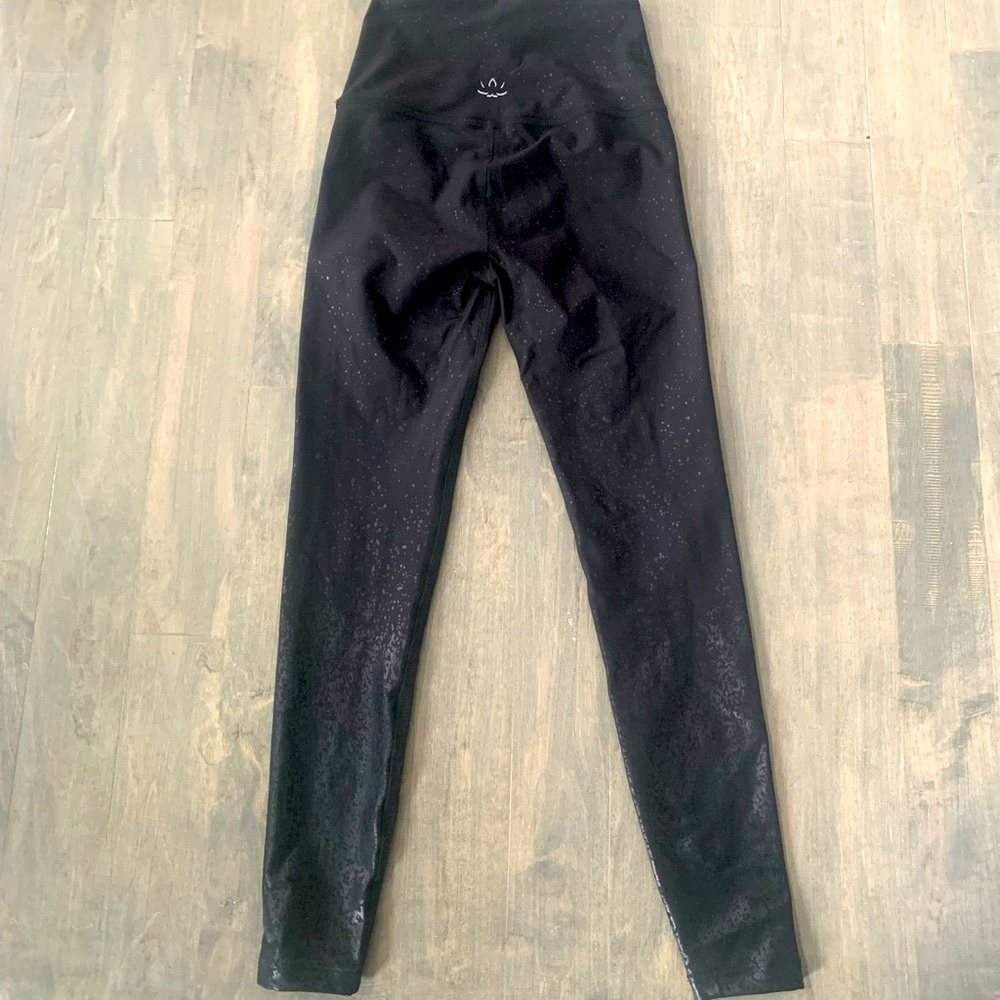 Beyond Yoga black on black ombré legging